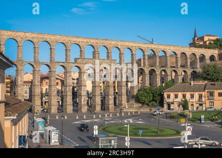 Spanien römisches Gebäude, Blick auf das Aquädukt aus dem 1. Jahrhundert, das die Stadt Segovia überspannt, und zeigt die Plaza Acueducto Oriental im Vordergrund, Spanien Stockfoto