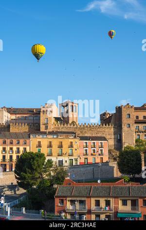 Heißluftballon Europa, Blick im Sommer auf Heißluftballons, die über der historischen Altstadt von Segovia, Zentralspanien, schweben Stockfoto