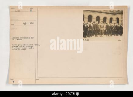 Bildunterschrift: „American Independence Day Celebration in France, 1917. In der Gruppe sind Marschall Joffre, General John J. Pershing, Präsident Poincare und M. Briand von Frankreich. Foto aufgenommen von Fotograf REC0 3039 und ausgestellt am 4. Juli 1918." Stockfoto