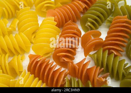 Nahaufnahme oder dreifarbige Large Spiral Pasta auf weißem Hintergrund Stockfoto