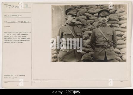 Auf diesem Schwarz-Weiß-Foto aus dem Zweiten Weltkrieg wurde Brig aufgenommen. General Preston Brown und Oberst Robert McCleave, Offiziere der 3. Division. Das Foto wurde in Montfaucon, Maas in Frankreich, aufgenommen. Das angegebene Datum ist nicht enthalten. Stockfoto