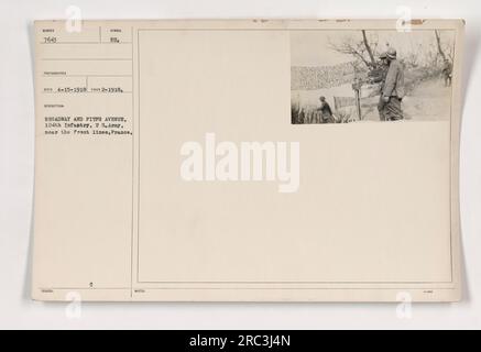 Soldaten des 104. Regiments der US-Armee marschieren während des 1. Weltkriegs am Broadway und der Fifth Avenue in Frankreich entlang Das Foto wurde von einem unbekannten Fotografen aufgenommen und am 15. April 1918 empfangen und katalogisiert. Das Bild zeigt die Präsenz amerikanischer Militäraktionen in der Nähe der Frontlinien in Frankreich. Stockfoto