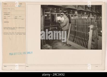 Test des Verriegelungsbolzens bei der Winchester Repeating Arms Co., New Haven, Conn Dieses Bild zeigt die Produktion von Waffen und Munition für die Regierung während des Ersten Weltkriegs. Das Foto wurde im Januar 1919 aufgenommen und im August 1917 von CPI Brown Bros. Empfangen. Das Bild ist nur für den offiziellen Gebrauch vorgesehen. Stockfoto