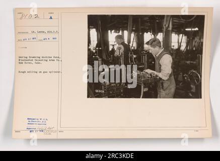 Bildunterschrift: „American Soldier Lieutenant Lents von der SIG.R.C. Einheit führt grobe Fräsarbeiten an Gasflaschen durch, während die Herstellung von Browning Machine Guns bei der Winchester Repeating Arms Co. In New Haven, Connecticut, am 27. April 1918 stattfand.“ Stockfoto