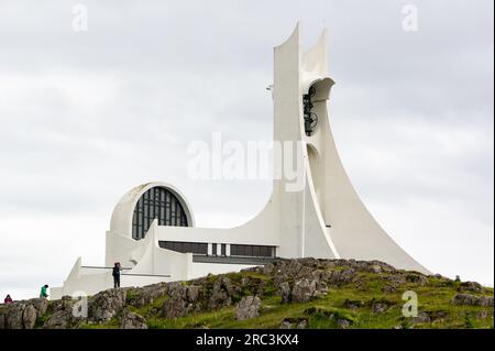 STYKKISHOLMUR, ISLAND - 9. JULI 2014: Futuristische Stykkisholmskirkja-Kirche in Stykkisholmur, Island bei bewölktem Wetter Stockfoto