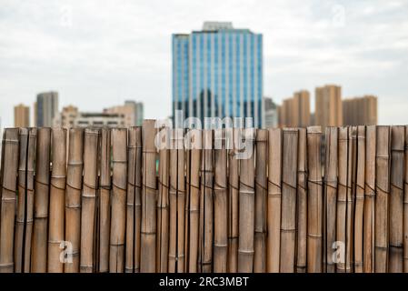 Bambuszaun mit Skyline im Hintergrund Stockfoto