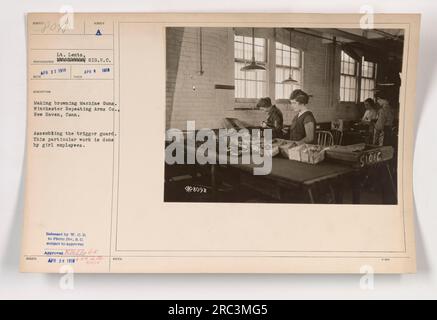 Weibliche Mitarbeiter der Winchester Repeating Arms Co. In New Haven, Conn., werden dabei gezeigt, wie sie im Ersten Weltkrieg den Schutzgitter für Browning Machine Guns zusammenbauen. Dieses Foto, das im April 1918 aufgenommen und zwei Tage später zur Veröffentlichung freigegeben wurde, zeigt die vielfältigen Rollen, die Frauen in der amerikanischen Militärindustrie spielten. Stockfoto