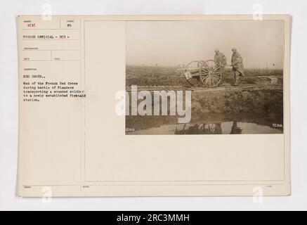 Männer des französischen Roten Kreuzes, die während der Schlacht von Flandern einen verwundeten Soldaten zu einer erste-Hilfe-Station transportieren. Die Männer tragen den Soldaten auf einer Bahre, während ein anderes Rotes Kreuz-Mitglied neben ihnen gebeugt gesehen wird. Das Foto wurde vom Fotografen RECO aufgenommen und trägt die Nummer 111-SC-1616. Stockfoto