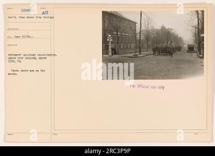 Studenten des Grove City College in Grove City, Pennsylvania, nehmen während des Ersten Weltkriegs an einer Militärorganisation Teil. Das Foto, das der Fotograf SECO am 27. Juni 1918 aufgenommen hat, zeigt diese Männer am marsch. Das Bild trägt die Patientennummer 55967 und wurde von AU vom Grove City College empfangen. Dieses Foto ist nur für den offiziellen Gebrauch bestimmt. Stockfoto