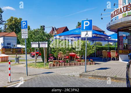 Mahlow, Deutschland - 11. Juli 2023: Verkehrsschild auf einem Parkplatz mit Zusatzschild für Behindertenparkplätze. Stockfoto