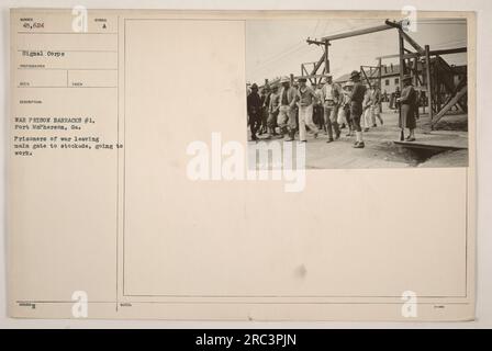 Kriegsgefangene verlassen das Haupttor von Fort McPherson's war Prison Barracks #1 in Georgia. Das Foto zeigt, wie sie am vorgesehenen Tor zur Arbeit gehen, laut der Erinnerung des Fotografen des Signalkorps an das Ereignis. Das Bild wird in den Datensätzen als #45624 gekennzeichnet. Stockfoto