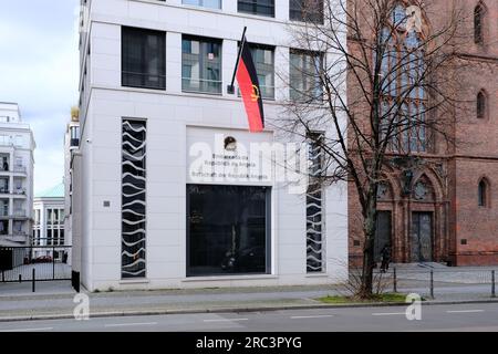 Berlin, Deutschland, 13. April 2023, Botschaft der Republik Angola neben der Friedrichswerder Kirche Stockfoto