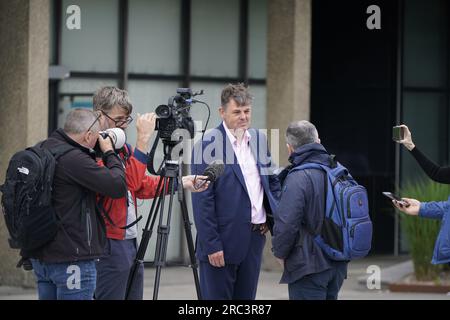 RTE-Generaldirektor Kevin Bakhurst spricht zu den Medien als Gewerkschaftsmitglieder auf dem Donnybrook-Campus der RTE in Dublin eine Kundgebung zur Finanzierung des öffentlich-rechtlichen Rundfunks. Bilddatum: Mittwoch, 12. Juli 2023. Stockfoto