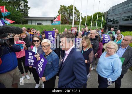 Kevin Bakhurst, Generaldirektor der RTE, spricht mit den Mitarbeitern als Gewerkschaftsmitglieder auf dem Donnybrook-Campus der RTE in Dublin eine Kundgebung zur Finanzierung des öffentlich-rechtlichen Rundfunks. Bilddatum: Mittwoch, 12. Juli 2023. Stockfoto