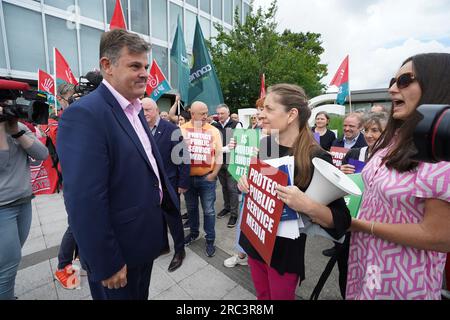 Kevin Bakhurst, Generaldirektor der RTE (links), spricht als Gewerkschaftsmitglieder auf dem Donnybrook-Campus der RTE in Dublin eine Kundgebung zur Finanzierung des öffentlich-rechtlichen Rundfunks. Bilddatum: Mittwoch, 12. Juli 2023. Stockfoto