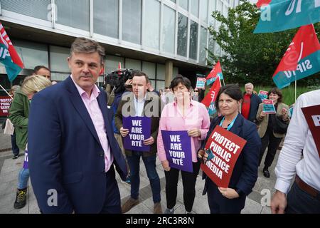 Kevin Bakhurst, Generaldirektor der RTE (links), spricht als Gewerkschaftsmitglieder auf dem Donnybrook-Campus der RTE in Dublin eine Kundgebung zur Finanzierung des öffentlich-rechtlichen Rundfunks. Bilddatum: Mittwoch, 12. Juli 2023. Stockfoto