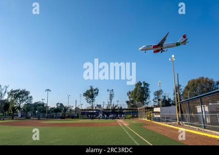 San Diego, USA. 15. Juni 2023. Ein Viva Airlines-Jet fliegt über die städtischen Little League-Felder von Tijuana und landet am internationalen Flughafen Tijuana, Tijuana, 15. Juni 2023. (Matthew Bowler/KPBS/Sipa USA) **KEIN VERKAUF IN SAN DIEGO-SAN DIEGO OUT** Guthaben: SIPA USA/Alamy Live News Stockfoto