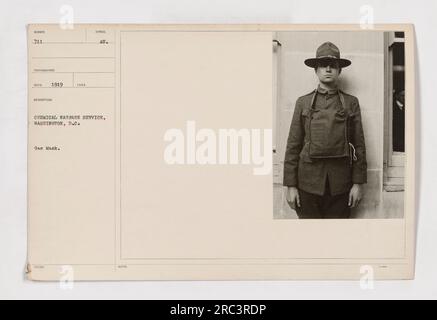 Soldaten des Chemiekriegsdienstes tragen Gasmasken. Die Gasmasken sind korrekt positioniert, um die Soldaten vor chemischen Angriffen während des Ersten Weltkriegs zu schützen. Das Foto wurde 1919 aufgenommen und wird dem Chemical Warfare Service in Washington, D.C. zugeschrieben Stockfoto