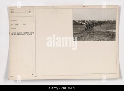 Eine Gruppe alliierter Offiziere stand während des Ersten Weltkriegs zur Inspektion in Frankreich bereit Das Foto wurde 1918 von einem Fotografen namens Reco aufgenommen. Der Ort ist als Wember 2256 gekennzeichnet und das Bild stammt aus der Sammlung mit dem Titel „Fotos der amerikanischen Militäraktivitäten während des Ersten Weltkriegs“. Stockfoto