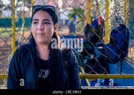 San Diego, USA. 15. Juni 2023. Die mutter der Little League, Miriam Gonzalez Perez, ist bereit, ihren Sohn und sein Team anzufeuern und zu singen, während sie sich für die Little League World Series, Tijuana, am 15. Juni 2023 bewerben. (Matthew Bowler/KPBS/Sipa USA) **KEIN VERKAUF IN SAN DIEGO-SAN DIEGO OUT** Guthaben: SIPA USA/Alamy Live News Stockfoto