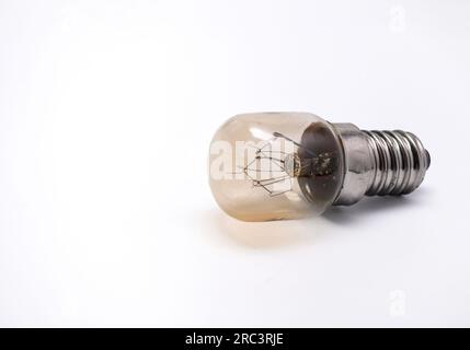 Glühbirne aus einer Salzlampe, isoliert auf weißem Hintergrund. Stockfoto