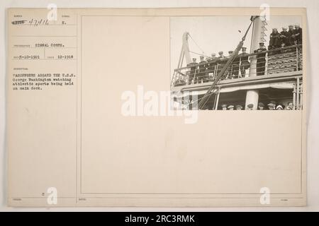 Passagiere an Bord der U.S.S. George Washington beobachtet Sportarten auf dem Hauptdeck. Das Foto wurde im Dezember 1918 vom Signalkorps aufgenommen. Diese Veranstaltung war Teil der Freizeitaktivitäten für Passagiere während ihrer Reise. Stockfoto