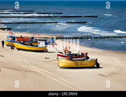 Kolberg, Polen, 21. April 2023: Fischerboote am Ostseestrand bei Kołobrzeg, Polen Stockfoto