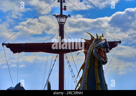 Kolberg, Polen, 20. April 2023: Drachen als Galionsfigur auf dem Ausflugsschiff Wikinger im Hafen der polnischen Stadt Kołobrzeg Stockfoto