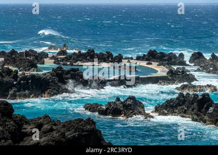 Die natürlichen Meerwasser-Lava-Pools in Porto Moniz, Insel Madeira, Portugal Stockfoto