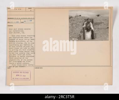 Oberschwestern der Armee in Camp Kearney, CA, erhält Anweisungen zum Gas unter Major Arthur Yales Kommando. Hauptmann W.H. Lillie von der britischen Mission beobachtete und warf gelegentlich Rauchbomben auf die Krankenschwestern, um ihre Effizienz beim Anbringen von Gasmasken zu testen. Die erste Lektion galt als Erfolg, und das Foto zeigt eine Krankenschwester, die die Gaskammer verlässt. (Foto bestätigt/zensiert/veröffentlicht am 18. April 1918 vom war College Division Laboratory) Stockfoto