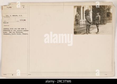 CPL. J. Abbott vom Signalkorps nimmt ein Foto von General Foch und General John J. Pershing im Sommerhaus Val des Eceliers in Chaumont, Haute Marne, Frankreich, auf. Das Foto wurde am 17. Juni 1908 aufgenommen. Stockfoto