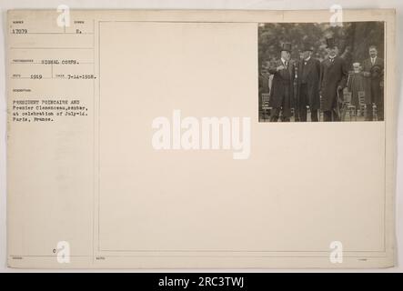 Präsident Poincare und Premier Clemenceau nehmen zusammen mit anderen Beamten an einer Feier am 14. Juli 1918 in Paris, Frankreich, Teil. Das Foto wurde vom Signalkorps aufgenommen und hat die Nummer 17079 E. das Beschreibungssymbol wird als E ausgegeben. Das Bild zeigt ein bedeutendes Ereignis während des Ersten Weltkriegs. Stockfoto