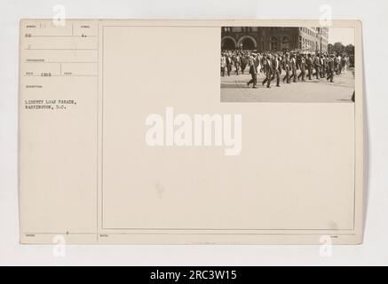 Die Liberty Loan Parade in Washington, D.C. im Ersten Weltkrieg Der Fotograf Veco hat dieses Bild in 1919 aufgenommen. Die Parade wurde abgehalten, um Gelder über Liberty Loans zu beschaffen. Es ist eines von vielen Fotografien, die amerikanische Militäraktionen während dieser Zeit darstellen. Stockfoto