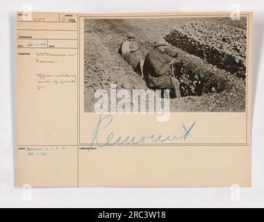 US-Marineoffiziere in Frankreich beobachten die Ergebnisse einer Granatenfeuer-Sitzung. Das Foto wurde am 11. Januar 1918 aufgenommen. Dieses Bild zeigt die Trainingsaktivitäten der US-Marines im Ersten Weltkrieg (Bildunterschrift: USA Marineoffiziere beobachten die Ergebnisse eines Granatenfeuers während der Schulung in Frankreich, 11. Januar 1918) Stockfoto