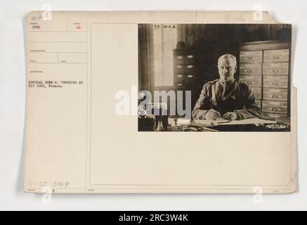 General John J. Pershing fotografierte während des Ersten Weltkriegs an seinem Schreibtisch in Frankreich. Dieses Schwarz-Weiß-Foto mit der Bezeichnung 111-SC-3069 zeigt den angesehenen amerikanischen Militärführer in einem nachdenklichen Moment, in dem er militärische Operationen und Strategien überwacht. Stockfoto