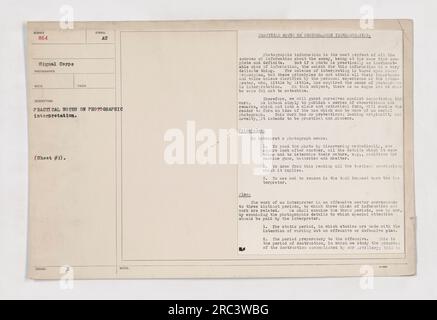 Bildunterschrift: Praktische Hinweise zur fotografischen Interpretation im Ersten Weltkrieg. Dieses Bild, identifiziert als Shoot #1, zeigt eine Seite aus dem Album 864 Signal Corps Photographer Reco. Auf dieser Seite wird erläutert, wie wichtig es ist, Fotos zu interpretieren, um Informationen über den Feind zu sammeln. Sie betont die Notwendigkeit eines methodischen Ansatzes, um die Details eines Fotos zu analysieren, taktische Schlussfolgerungen zu ziehen und fundierte Entscheidungen für offensive oder defensive Pläne zu treffen. Stockfoto