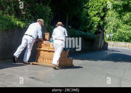 Rodelfahrt auf traditionellen Wicker Basket Schlitten in Monte Funchal, Insel Madeira, Portugal Stockfoto