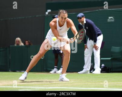 London, Großbritannien. 12. Juli 2023. Die belarussische Arnya Sabalenka spielt bei der Wimbledon-Meisterschaft 2023 in London am Mittwoch, den 12. Juli 2023 eine Rückhand in ihrem Women's Quarter-Final gegen die American Madison Keys. Foto: Hugo Philpott/UPI Credit: UPI/Alamy Live News Stockfoto