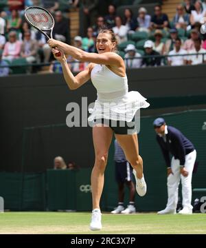 London, Großbritannien. 12. Juli 2023. Die belarussische Arnya Sabalenka spielt bei der Wimbledon-Meisterschaft 2023 in London am Mittwoch, den 12. Juli 2023 eine Rückhand in ihrem Women's Quarter-Final gegen die American Madison Keys. Foto: Hugo Philpott/UPI Credit: UPI/Alamy Live News Stockfoto