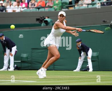 London, Großbritannien. 12. Juli 2023. American Madison Keys spielt bei der Wimbledon-Meisterschaft 2023 in London am Mittwoch, den 12. Juli 2023 in ihrem Women's Quarter-Final gegen belarussische Arnya Sabalenka eine Rückhand. Foto: Hugo Philpott/UPI Credit: UPI/Alamy Live News Stockfoto