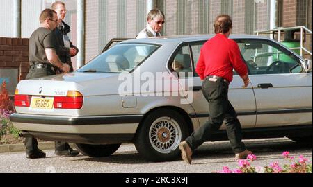 Billy Ferris verlässt das Saughton Gefängnis in Edinburgh heute Morgen (Dienstag, 1. 6. 99) in Begleitung von zwei Freunden. Stockfoto