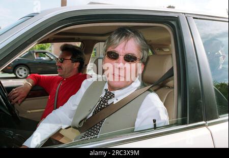 Billy Ferris verlässt das Saughton Gefängnis in Edinburgh heute Morgen (Dienstag, 1. 6. 99) in Begleitung von zwei Freunden. Stockfoto