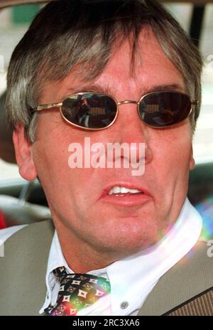 Billy Ferris verlässt das Saughton Gefängnis in Edinburgh heute Morgen (Dienstag, 1. 6. 99) in Begleitung von zwei Freunden. Stockfoto