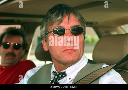 Billy Ferris verlässt das Saughton Gefängnis in Edinburgh heute Morgen (Dienstag, 1. 6. 99) in Begleitung von zwei Freunden. Stockfoto