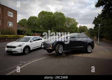 Tesla sitzt fest, nachdem er versehentlich über einen Poller an der Ecke einer Wohnstraße in South Wimbledon, London, England, gefahren ist Stockfoto