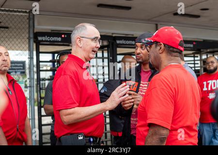 Sterling Heights, Michigan, USA. 12. Juli 2023. Shawn Fain, Präsident der Vereinten Automobilarbeiter, begann mit Ford, General Motors und Stellantis Vertragsverhandlungen, indem er Arbeiter vor den Toren des Montagewerks in Sterling Heights von Stellantis besuchte. Im Bruch mit der Tradition traf Fain sich mit UAW-Mitgliedern und schüttelte ihnen die Hand, anstatt eine formelle Händeschüttelzeremonie mit Führungskräften des Unternehmens abzuhalten. Autoverträge laufen am 14. September aus. Kredit: Jim West/Alamy Live News Stockfoto