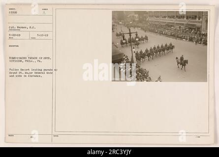 Homecoming-Parade der 28. Division, Philadelphia. Polizeieskorte, die die Parade auf der Broad Street führt Generalmajor Muir und sein Berater sind in der Ferne zu sehen. Das Foto wurde am 22. Mai 1919 aufgenommen und ist Teil einer Serie, die amerikanische Militäraktivitäten während des Ersten Weltkriegs dokumentiert. Stockfoto