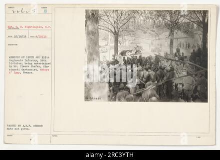 Mitglieder der 110. Und 111. Regimenter der Infanterie der 28. Division wurden von Claude Shafer, einem Cincinnati-Karikaturisten, in Abbeye d' Igny, Frankreich, unterhalten. Dieses Foto wurde am 29. August 1918 aufgenommen. Bildunterschrift: 111-SC-22625, Mitglieder des 110. Und 111. Regiments der Infanterie werden von Herrn Claude Shafer unterhalten. Abbeye d' Igny, Frankreich. 28. Division. 29. August 1918. Stockfoto