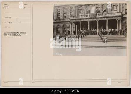 US-Militärangehörige, die 1919 an der Bestattung von Major Mitchell in New York City, NY, teilnahmen. Das von BECO aufgenommene Foto zeigt den düsteren Anlass und die Hommage an den gefallenen Soldaten. Stockfoto