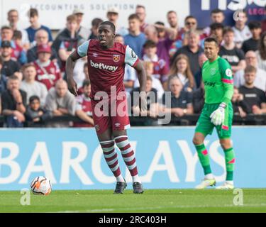 Borehamwood, Hertfordshire, London, England, 10. Juli 2023. West Hams Kurt Zouma auf dem Ball, während der Borehamwood Football Club V West Ham United Fußballverein im Meadow Park in einer Vorsaison-freundlichen Atmosphäre spielt. (Bild: ©Cody Froggatt/Alamy Live News) Stockfoto